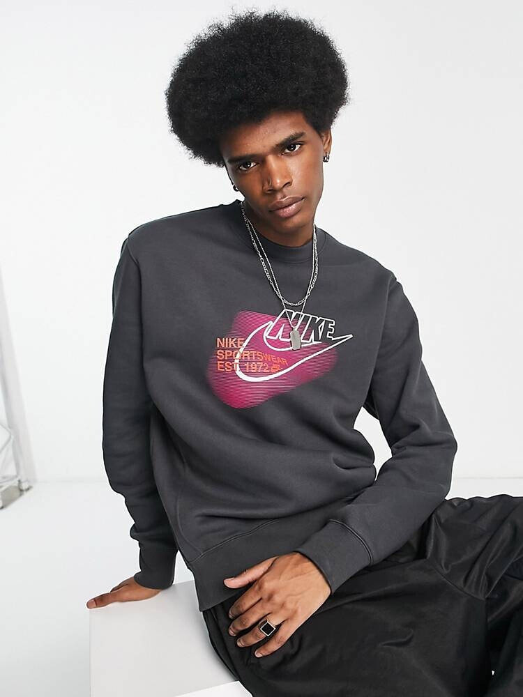 Nike Club – Sweatshirt in Rauchgrau mit Rundhalsausschnitt und Print auf der Brust