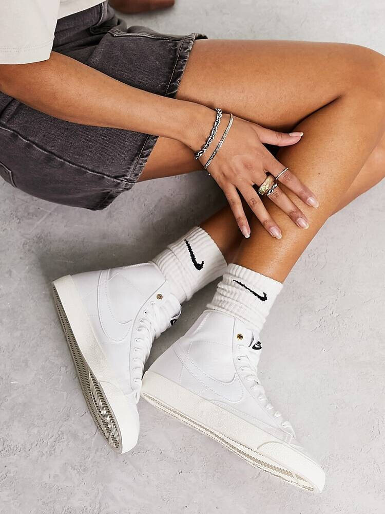 Nike – Blazer – Leinen-Sneaker in Weiß mit mittelhohem Schaft