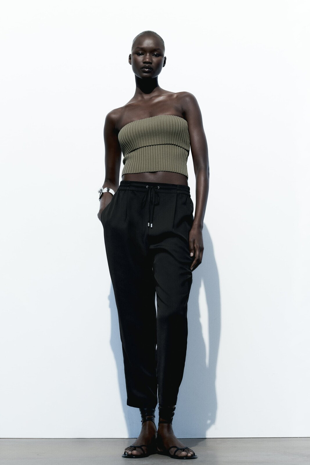 Cropped trousers with elasticated waistband