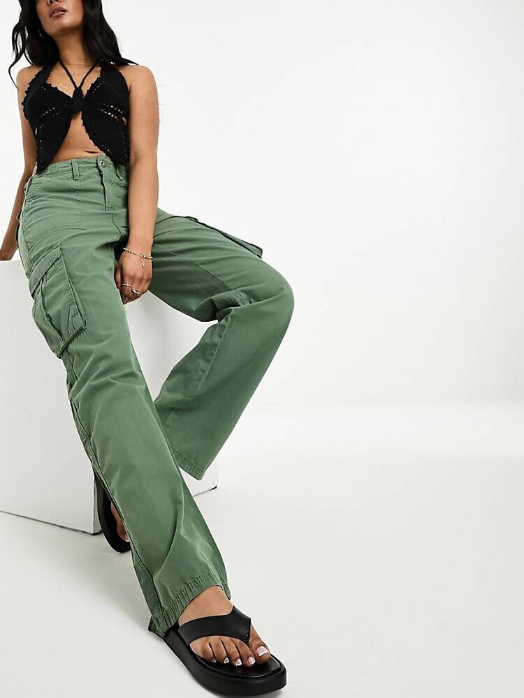 Bershka – Cargohose mit geradem Bein in Khaki