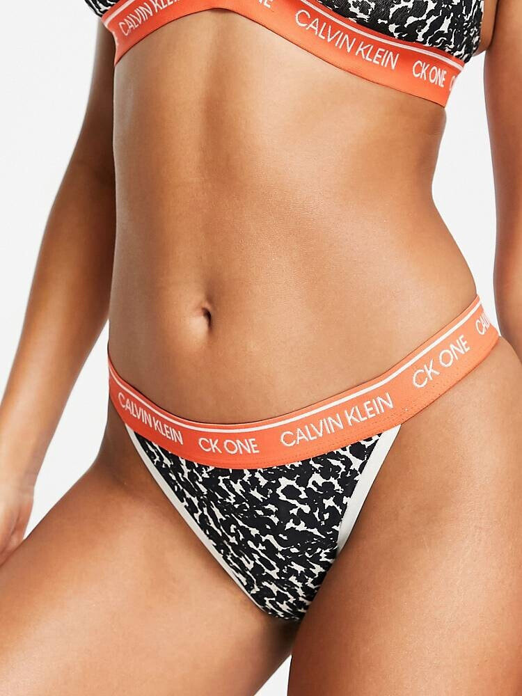 Calvin Klein women's Invisibles High-Waist Thong Underwear QD3864 цвет  синий размер S — купить недорого с доставкой, 16329695