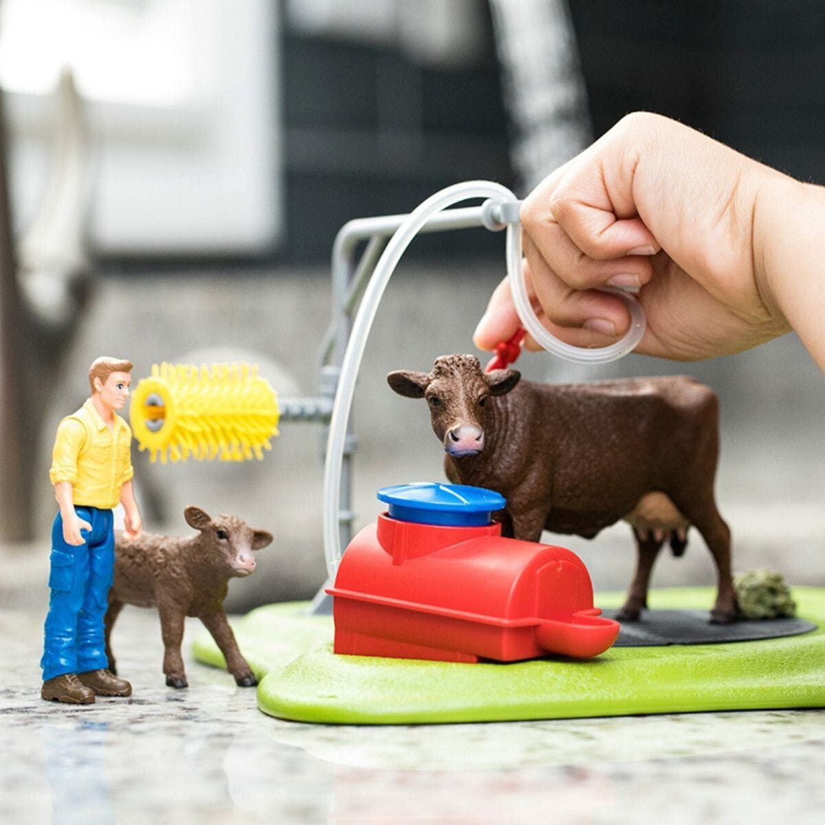 Игровой набор Schleich 42529 веселая мойка для коровы, с фигуркой фермера, 2 коров и аксессуарами