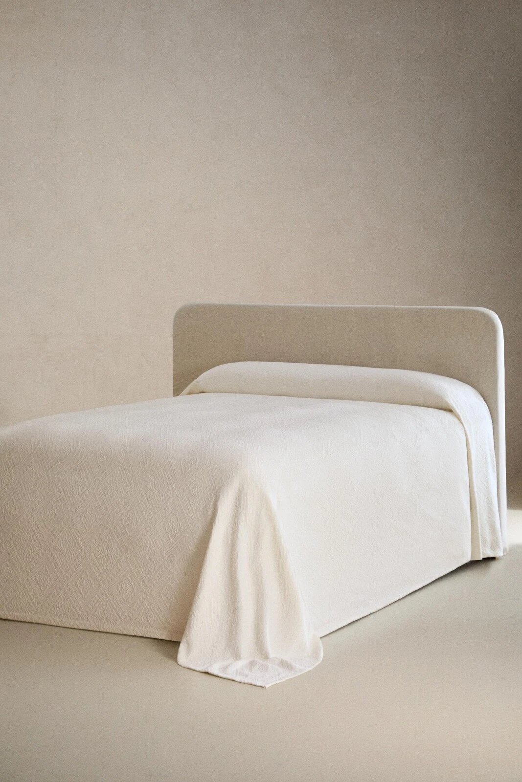 Cotton bedspread with geometric design