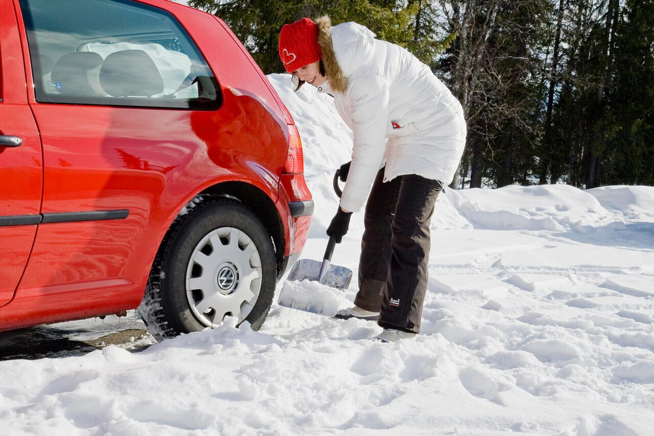 Вытащить из сугроба. Лопата автомобильная для снега. Машина в снегу. Лопата для чистки снега в машину. Откапывать машину лопатой зимой.