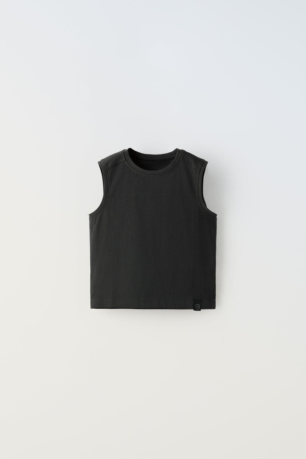 Sleeveless t-shirt with label