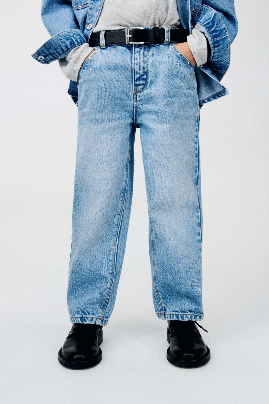 Джинсовые брюки с заклепками ZARA