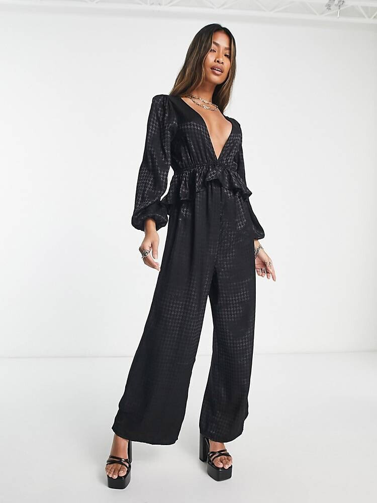 Only – Jacquard-Jumpsuit mit schwarzem Hahnentrittmuster und Rüschendetail