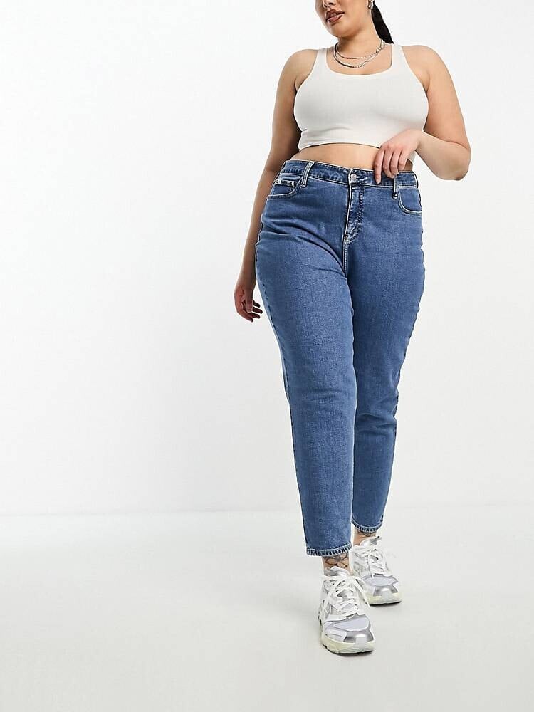 Calvin Klein Jeans Plus – Mom-Jeans in mittelblauer Waschung