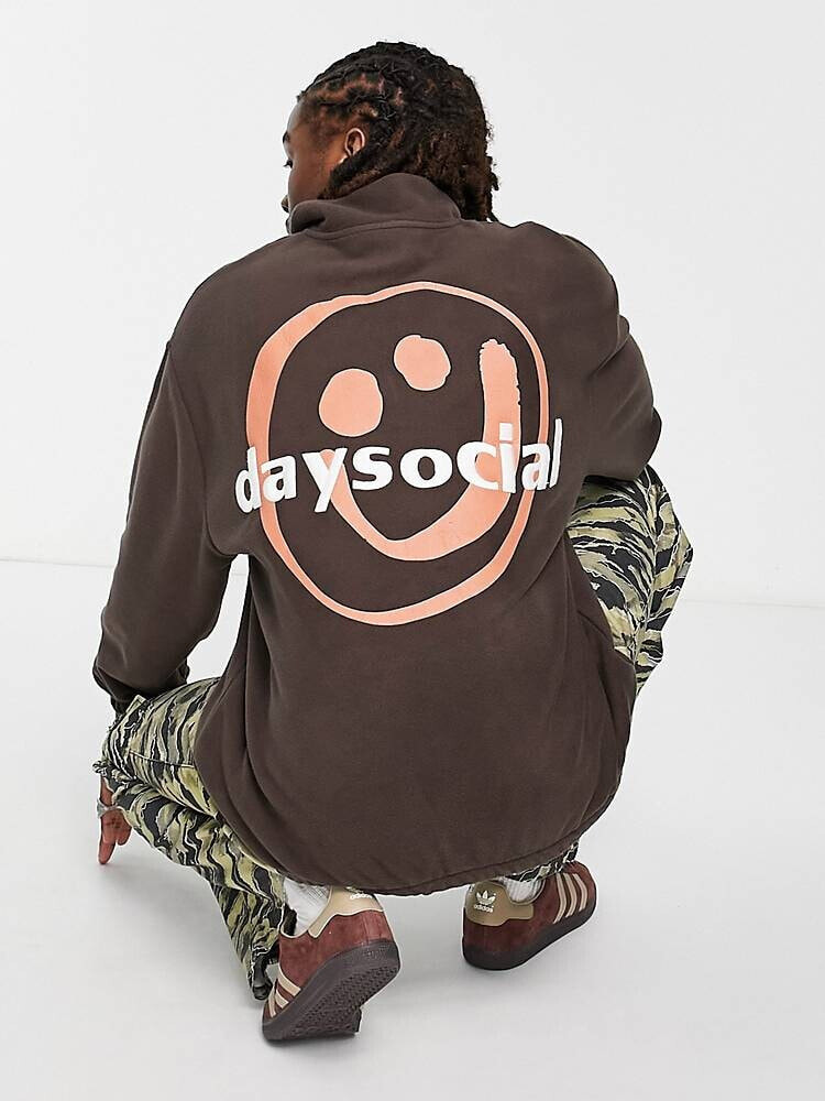 ASOS Daysocial – Oversize-Sweatshirt aus Polarfleece in Braun mit kurzem Reißverschluss und großem Smiley-Rückenprint