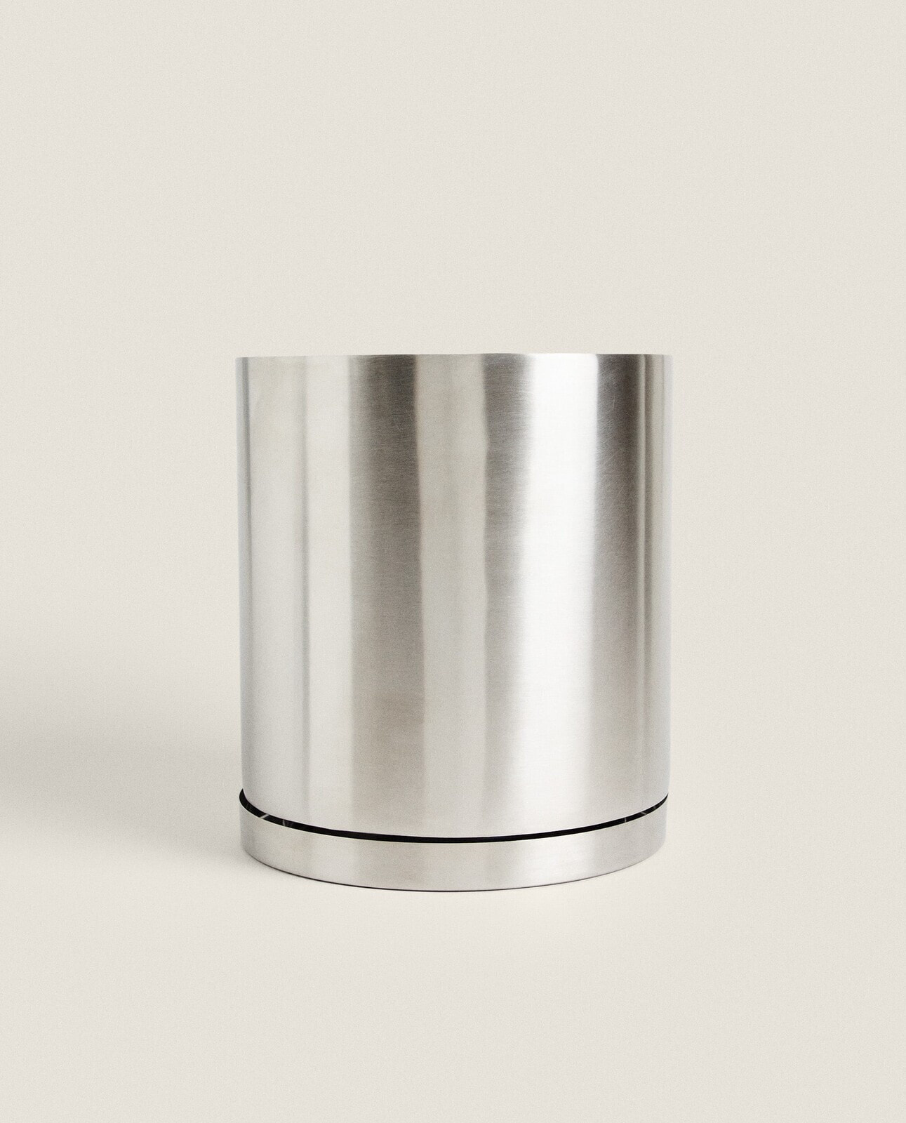 Steel flowerpot with saucer