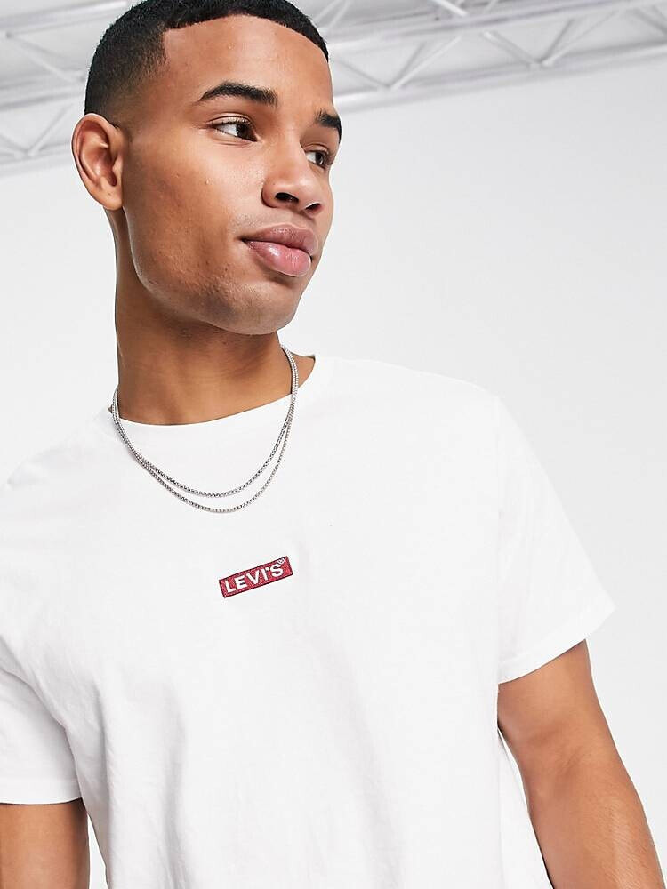 Levi's – T-Shirt in Weiß mit mittigem, kleinem Boxtab-Logo