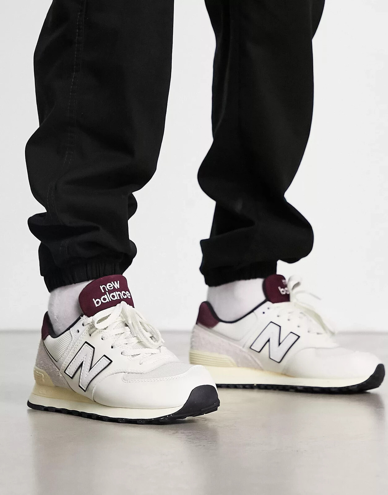 New Balance – 574 – Sneaker in Weiß und Burgunderrot