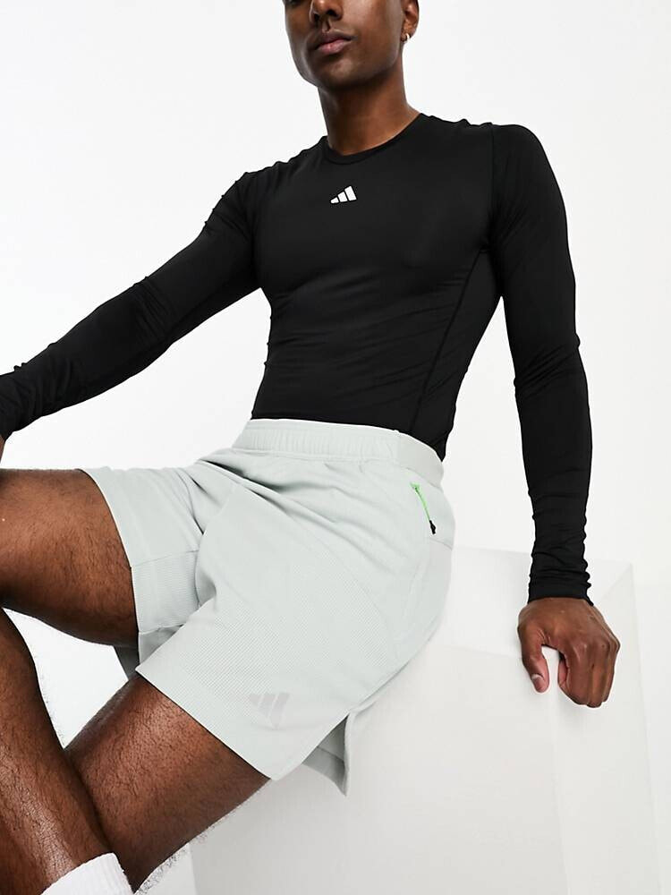 adidas Training – Tech-Fit – Langärmliges Shirt in Schwarz