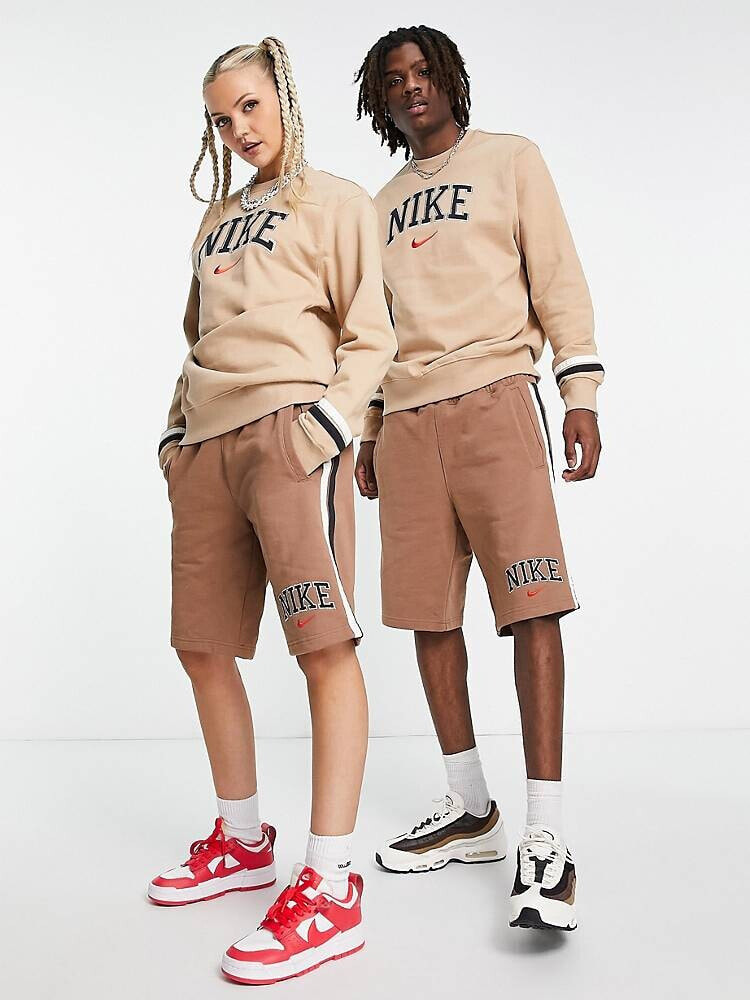 Nike– Unisex-Shorts aus Fleece im Retro-College-Look in Archaeo-Braun