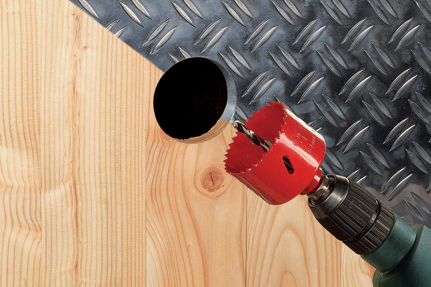 Отверстие в стене под трубу. Сверло коронка для отверстий 20 мм по дереву. Инструмент для сверления больших отверстий в металле 180мм. Коронка для сверления стены под трубу 110 мм по дереву. Сверление больших отверстий в дереве 110 мм.