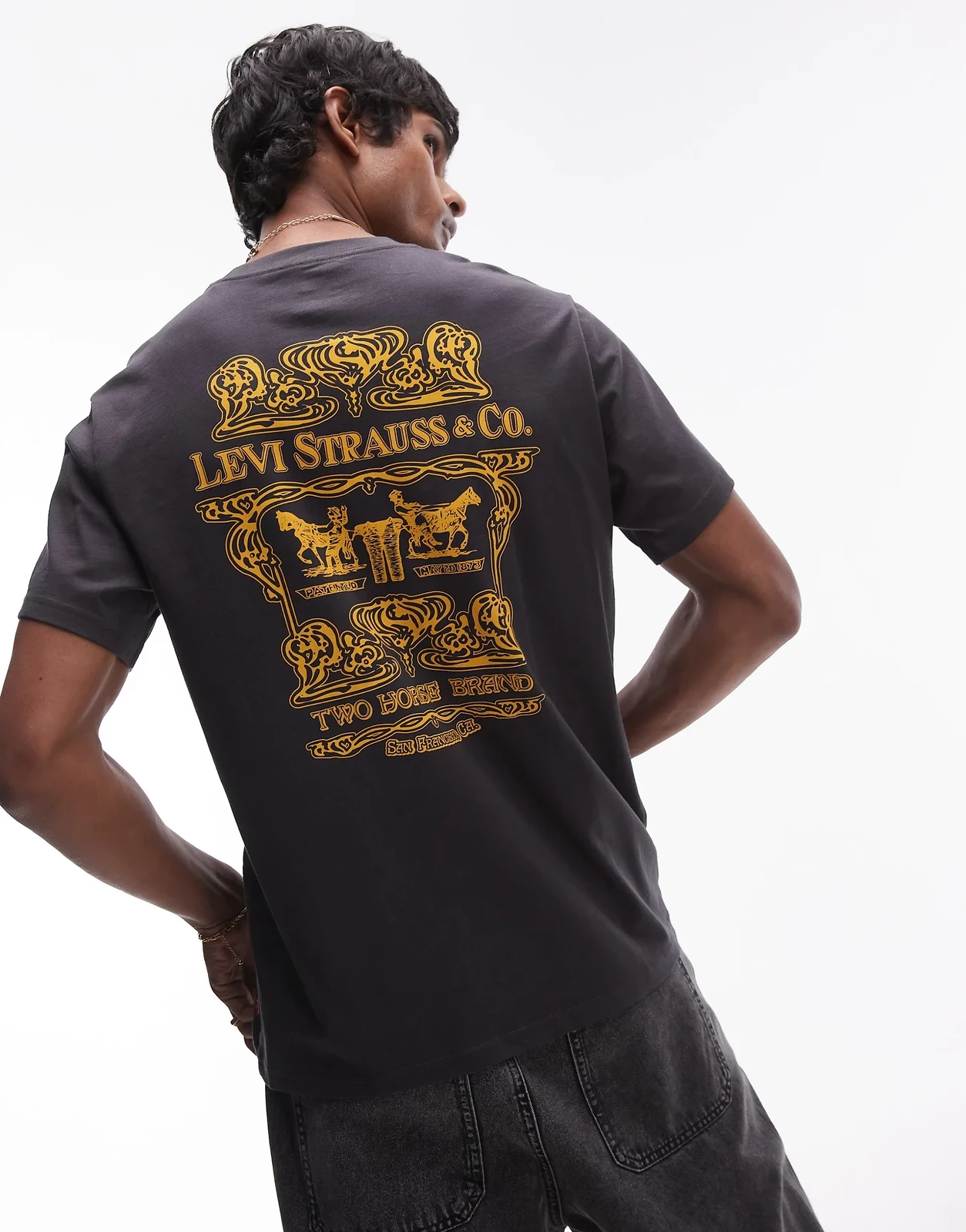 Levi's – Archive – Locker geschnittenes T-Shirt in Schwarz mit Logoprint am Rücken