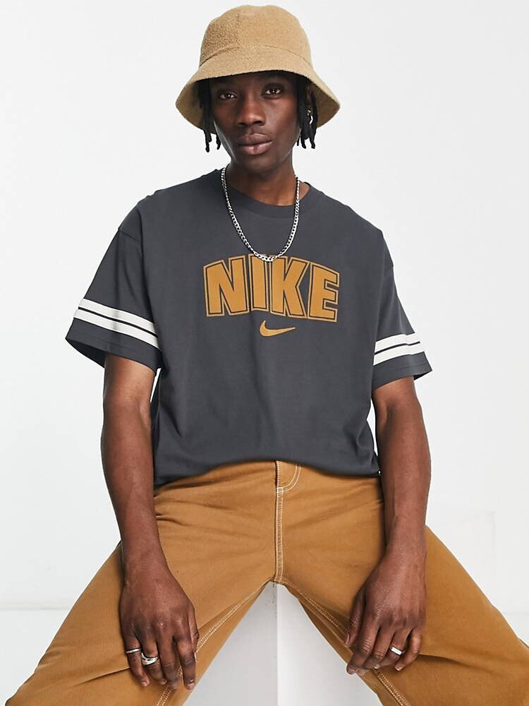 Nike – T-Shirt in Rauchgrau mit Rundhalsausschnitt und Retro-Print auf der Brust
