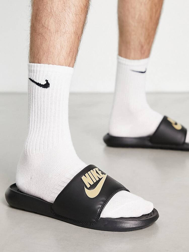 Nike – Victori One – Slider in Schwarz mit rosegoldenem Logo