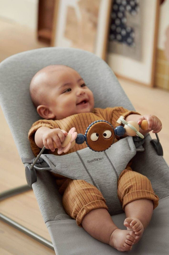 Шезлонг babybjorn с игрушкой