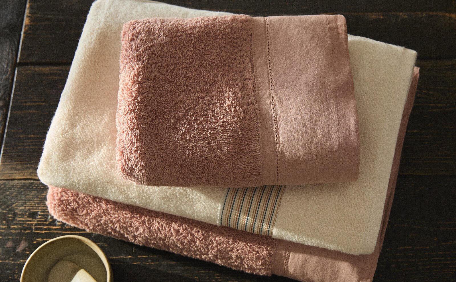 Cotton towel with linen border