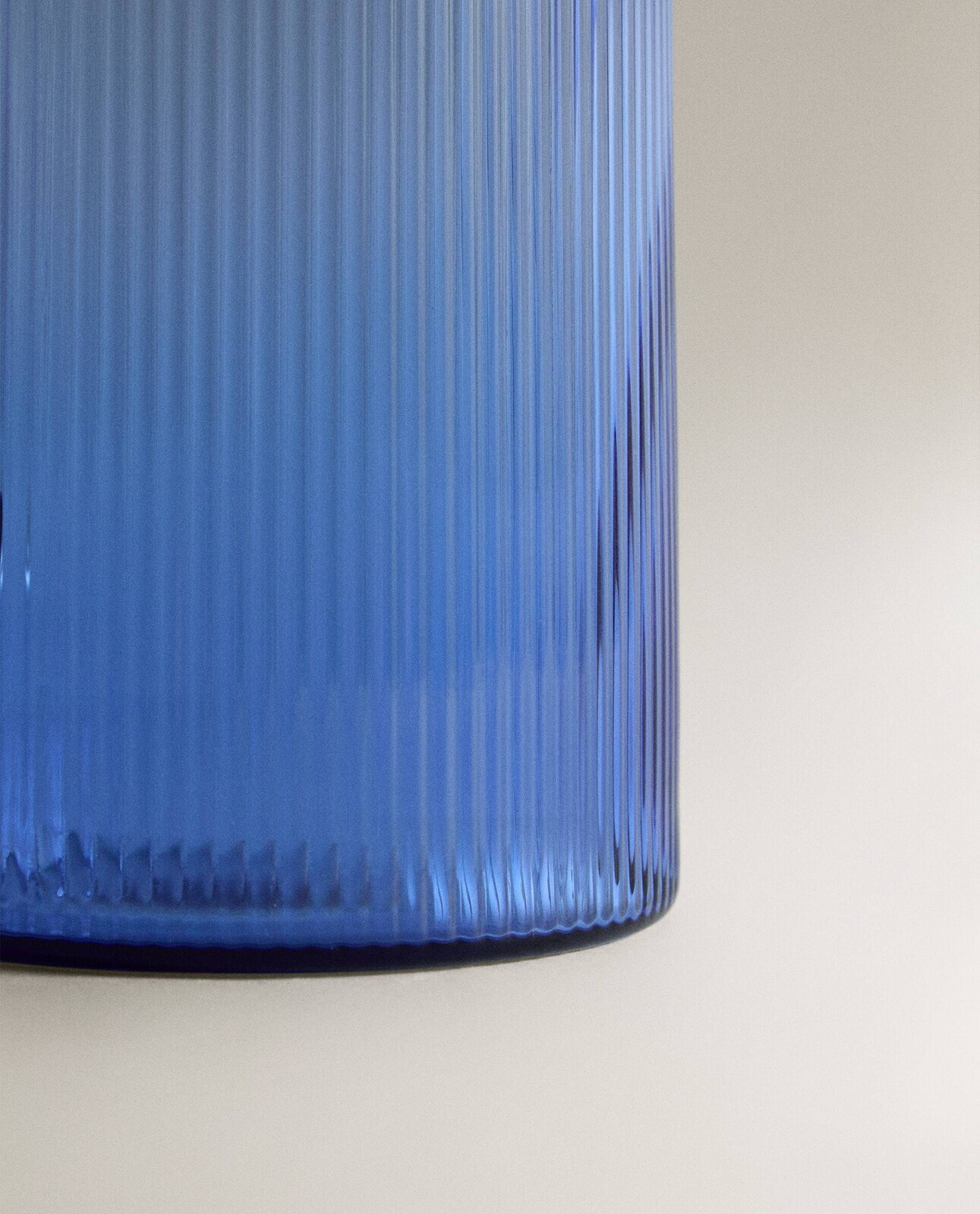 Borosilicate glass jug with line design