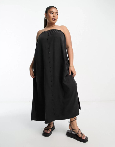 ASOS DESIGN Curve – Gesmoktes Midi-Camisolekleid in Schwarz mit durchgehender Knopfleiste, vielseitige Tragemöglichkeiten