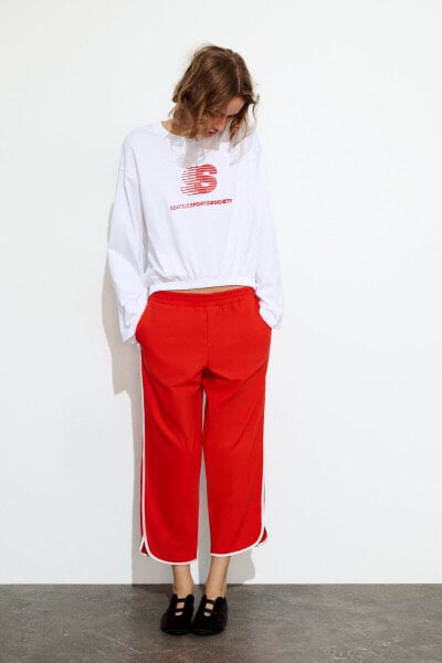 Cropped trousers with side stripe