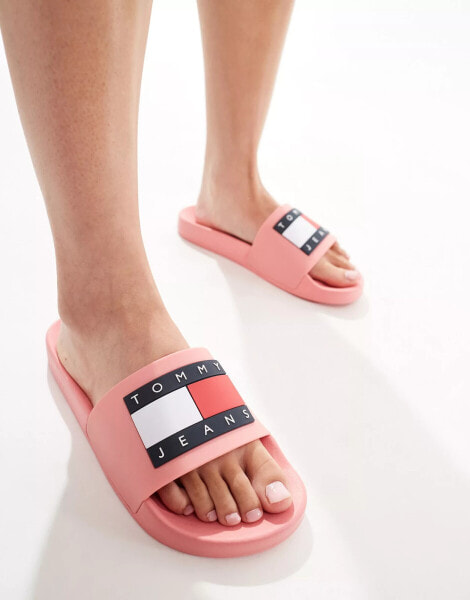 Tommy Jeans flag sliders in pink