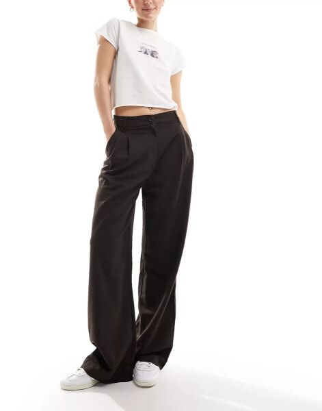 Monki – Elegante Hose in Braun mit hohem Bund