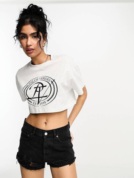 ASOS DESIGN – T-Shirt in Eis-Kalkgrau mit sehr kurzem Schnitt und „Los Angeles“-Grafikprint