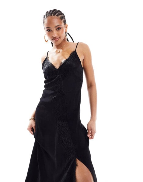 Y.A.S – Camisole-Kleid in Schwarz mit Spitzendetail