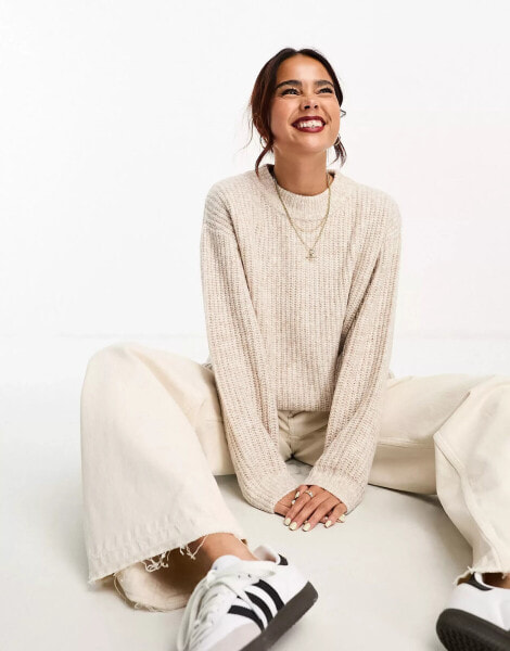 ASOS DESIGN – Flauschiger gerippter Pullover in Hellbeige mit Rundhalsausschnitt