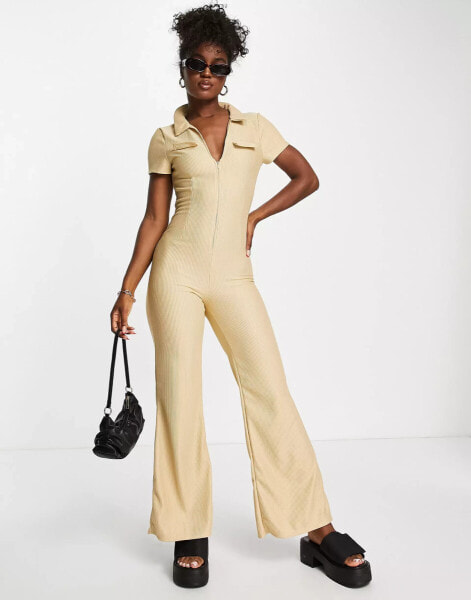 ASOS DESIGN – Gerippter Jumpsuit mit Kragen und Reißverschluss auf der Vorderseite im Stil der 70er in Steingrau