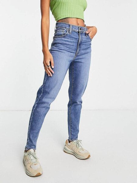 Женские джинсы Levis Mom-Jeans mit hohem Bund in mittlerer Waschung