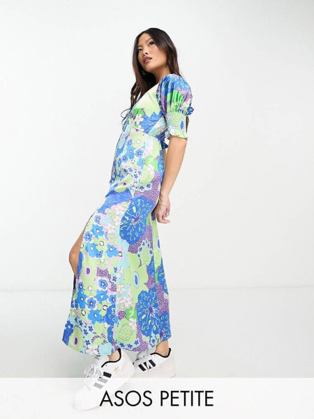 Женское повседневное платье ASOS DESIGN Petite Midi-Freizeitkleid aus Satin mit Blumenprint, Bindedetail vorne und gesmokten Bündchen