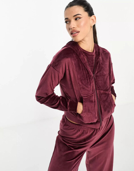 Loungeable – Kurze Lounge-Kapuzenjacke aus Velours in Beerenrot