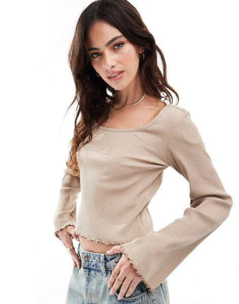 Vila scoop neck long sleeved t-shirt with lettuce edge in mocha