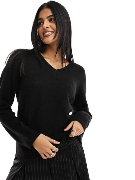 New Look v neck jumper in black