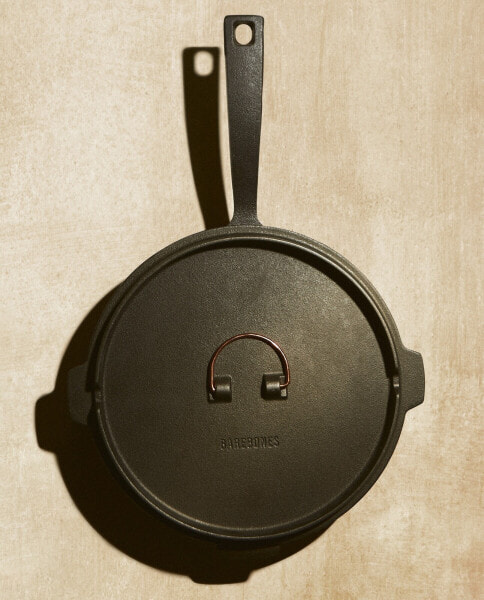 Barebones cast iron skillet with lid