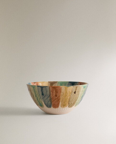 Stoneware bowl with contrast lines