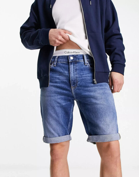 Calvin Klein Jeans – CC – Schmale Jeans-Shorts in mittelblauer Waschung