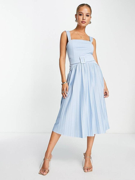 ASOS DESIGN – Plissiertes Midikleid in Puderblau mit eckigem Ausschnitt, tief angesetzter Taille und Gürtel