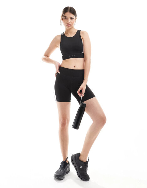 Born Living Yoga – Latika – Biker-Shorts in Weiß