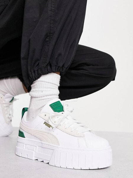 PUMA – Mayze – Sneaker in Weiß mit grünem Detail
