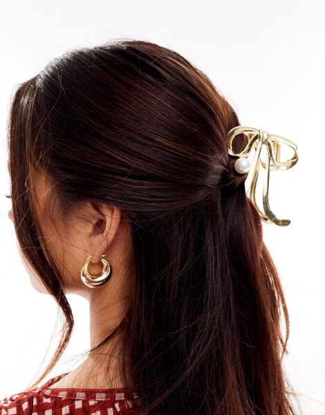 DesignB London bow shaped hair claw with pearl detail