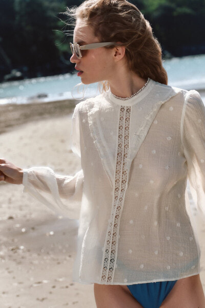Блуза с кружевными деталями и вышивкой плюмети ZARA