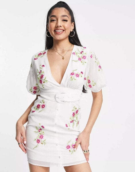 ASOS DESIGN – Kurzes Freizeitkleid in Weiß mit aufgestickten Blumenmotiven