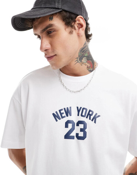 Cotton On – T-Shirt in gebrochenem Weiß mit kastiger Passform und „New York“-Grafik