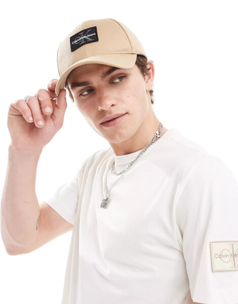 Calvin Klein Jeans monologo patch cap in beige