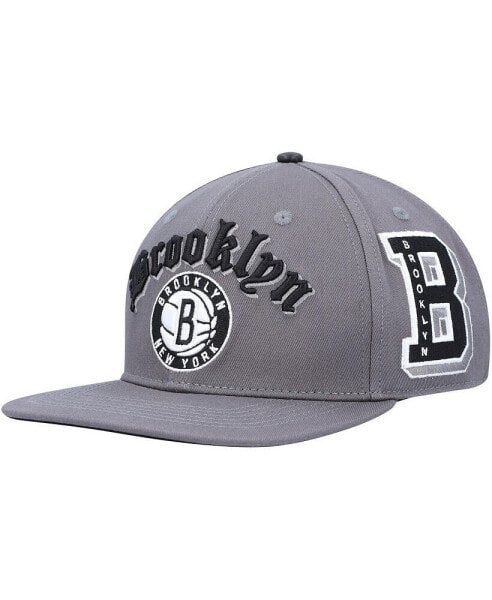 Бейсболка Pro Standard мужская серого цвета с логотипом Brooklyn Nets Old English Snapback